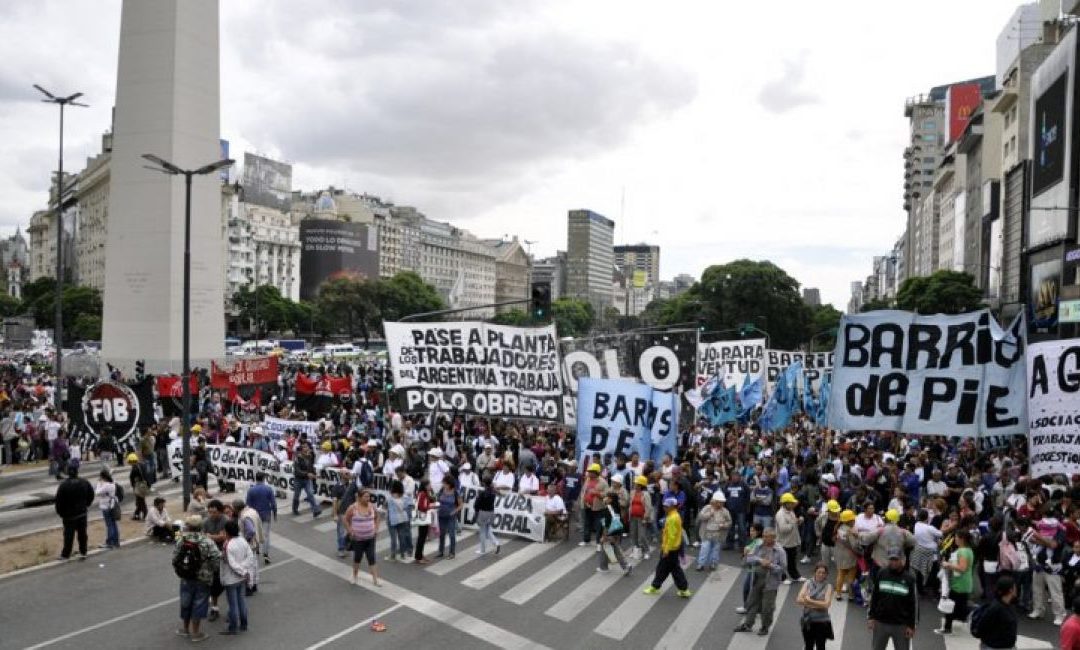 Quienes marchen y corten calles no cobrarán planes sociales anunció