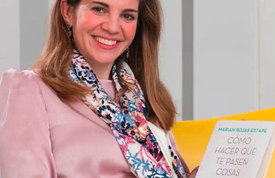 Marian Rojas Estapé junto a su libro