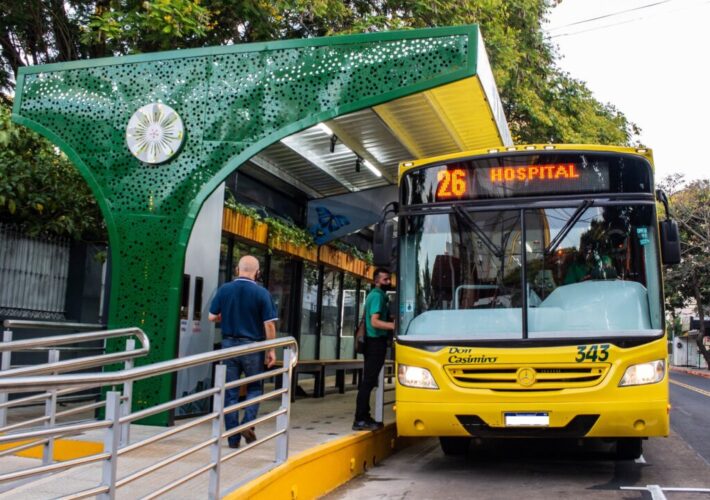 Comienza a restablecerse el servicio de colectivos en Posadas y el área metropolitana tras avances en el pago de salarios