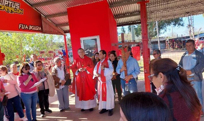 El obispo de Goya, cercano a los devotos de la Cruz Gil