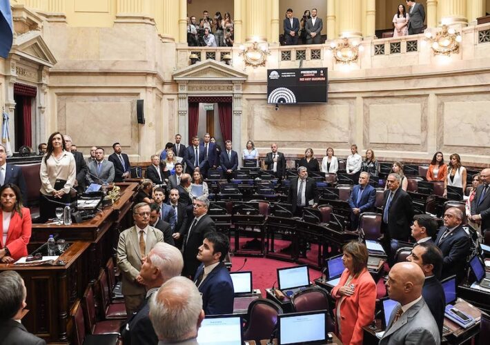 Reforma laboral: los cambios en vacaciones, despidos y banco de horas tras la media sanción del Senado