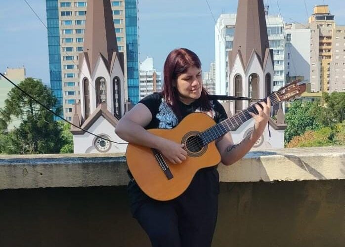 “La música llega donde las palabras no pueden”: profesora cordobesa impulsa talleres de guitarra en Misiones