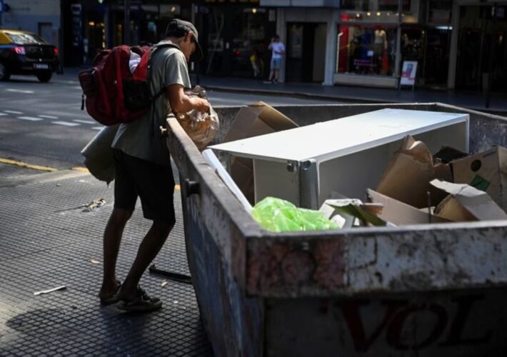 La pobreza cerró 2025 en 28,2% y mostró una leve baja, aunque persiste la fragilidad social