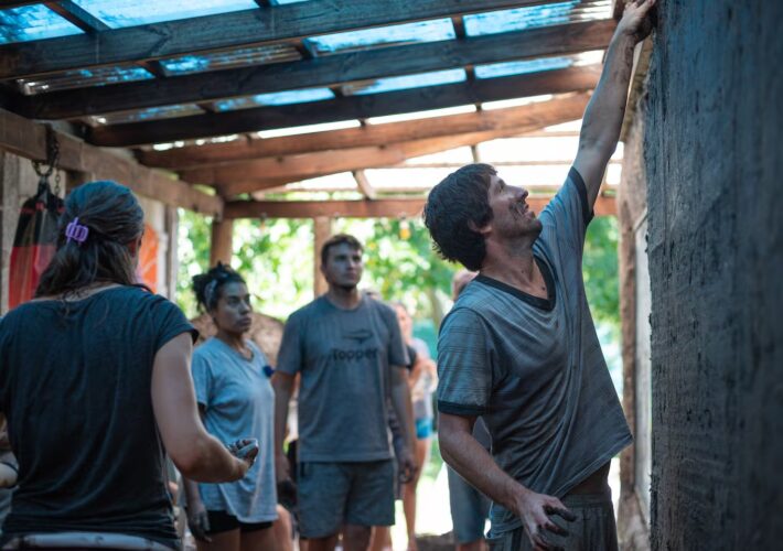 “No tenía un mango” y construyó una casa de 110 metros cuadrados con barro y paja en La Plata