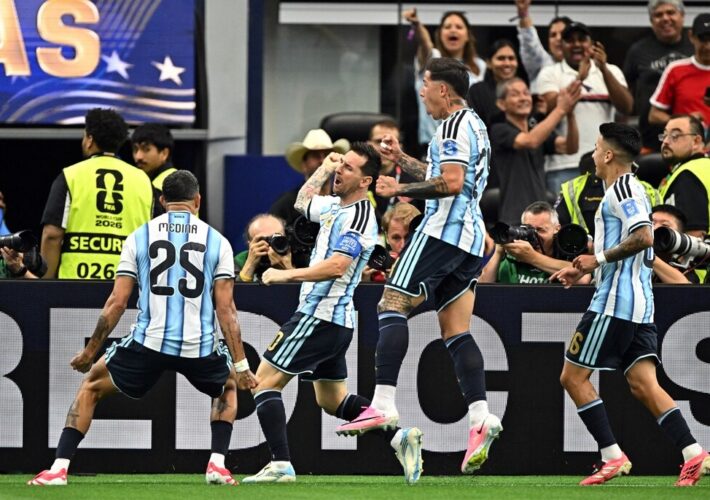 Messi hizo historia y llevó a Argentina a los 16avos con un triunfo 2-0 sobre Austria