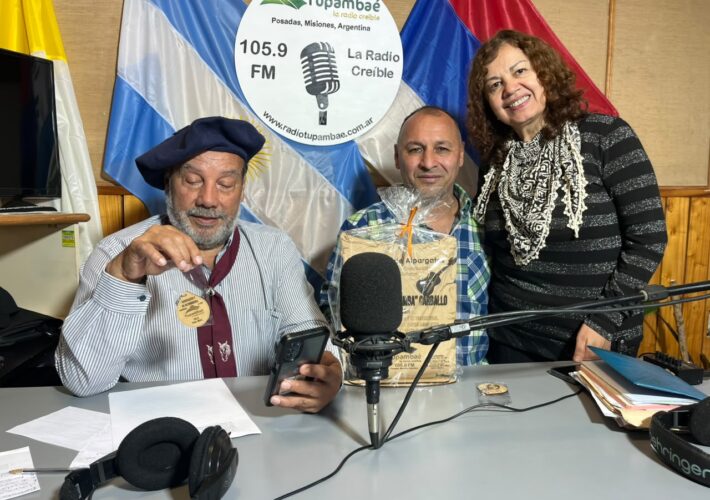 Emotivo homenaje a padre e hijo por su aporte al chamamé en Radio Tupá Mbaé