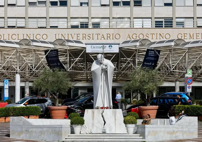 Tras la cirugía del Papa, la invitación es a rezar y a informarse por canales oficiales